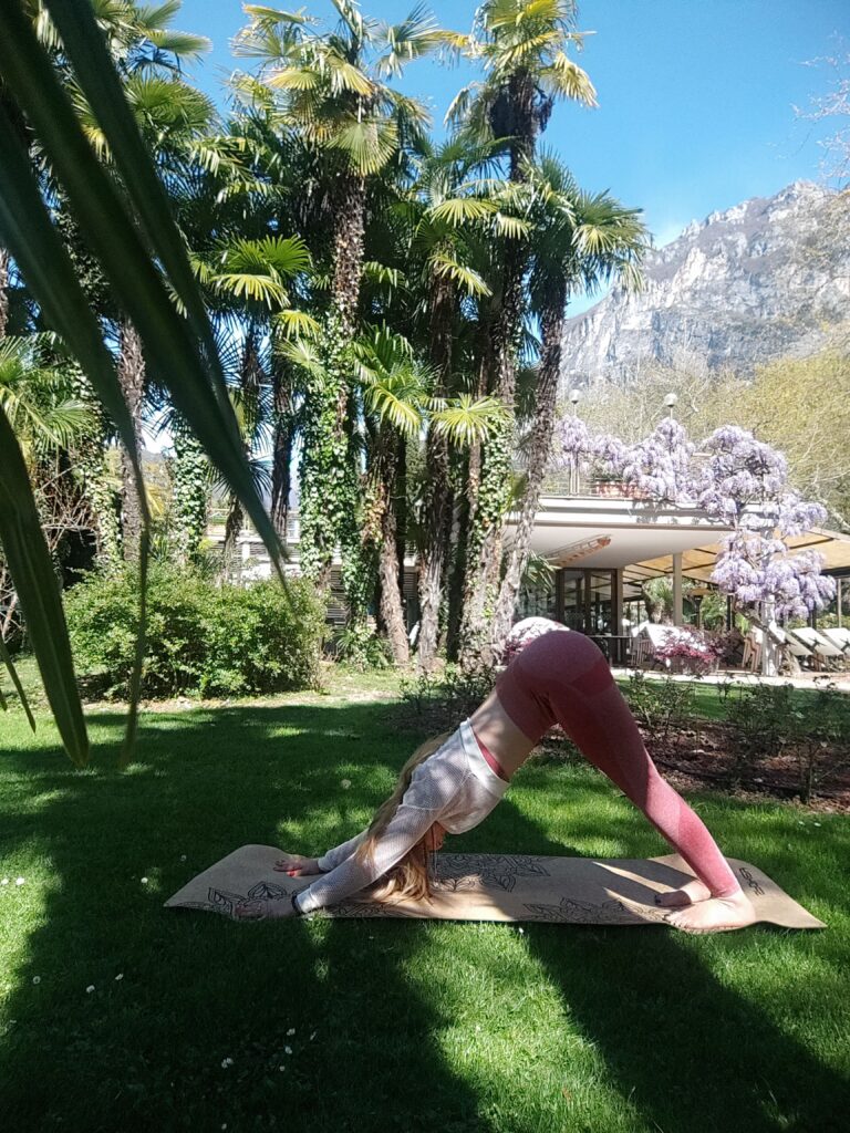 Cristina într-o postură de yoga, în grădină