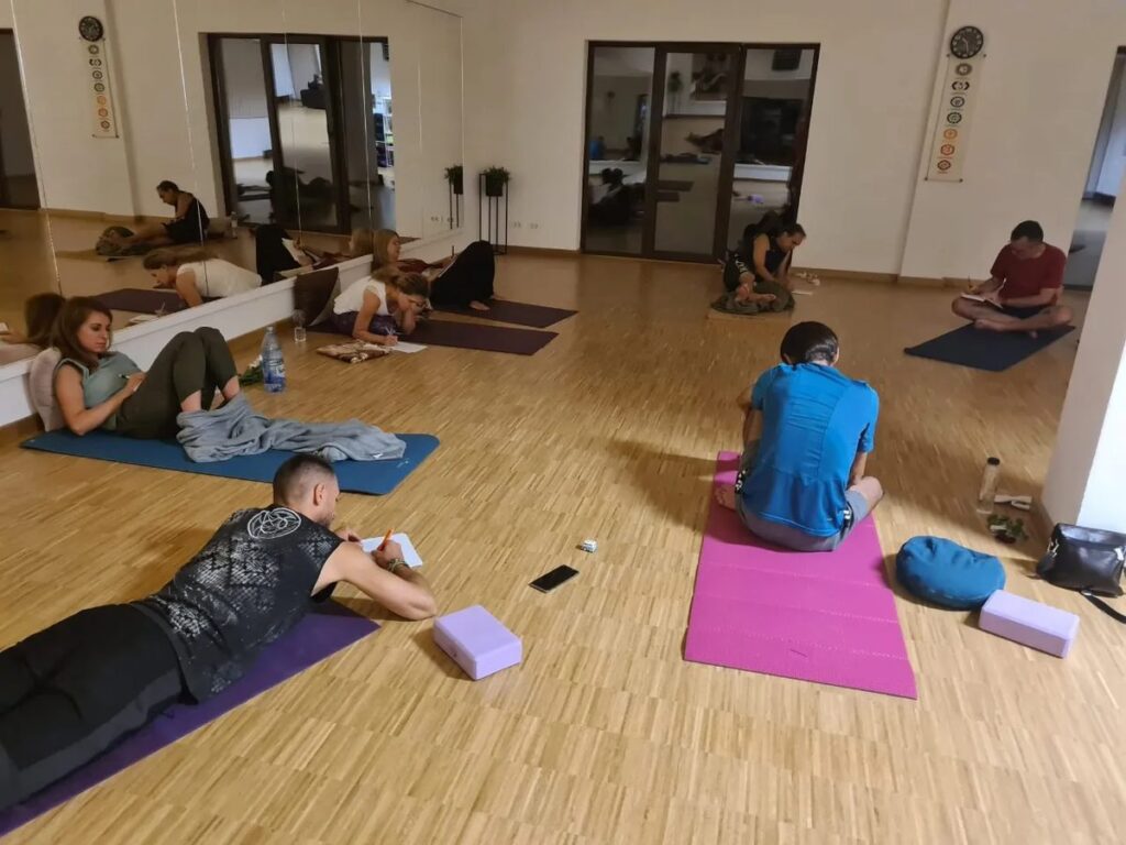 Sala Satya, cu saltele întinse pe parchet